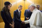 Papež František ocenil medailí George Clooneyho i Salmu Hayekovou za pomoc při vzdělávání dětí