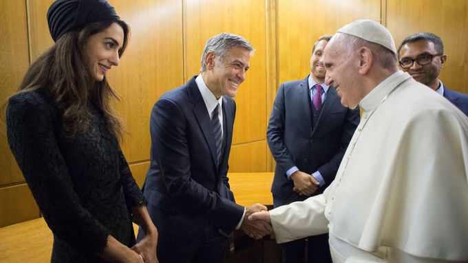 papež František a George Clooney se svou ženou Amal