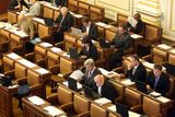 Obžalovaní poslanci v lavicích sněmovny v Praze