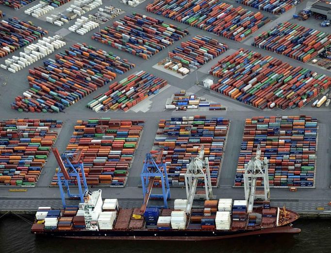 File photo of a container ship being loaded at a terminal in the harbour of Hamburg, late September 23, 2012. German exports rose unexpectedly in August, underscoring the continued resilience of Europe's largest and traditionally export-oriented economy despite the euro zone crisis and suggesting a third quarter slowdown may be moderate. Official data released October 8, 2012, showed seasonally adjusted exports jumped 2.4 percent month-on-month, far outperforming expectations for a drop of 0.5 percent and beating even the highest forecast in a Reuters poll of 17 economists for a 0.5 percent rise. Picture taken September 23. REUTERS/Fabian Bimmer/Files (GERMANY - Tags: BUSINESS) Published: Říj. 8, 2012, 10:33 dop.