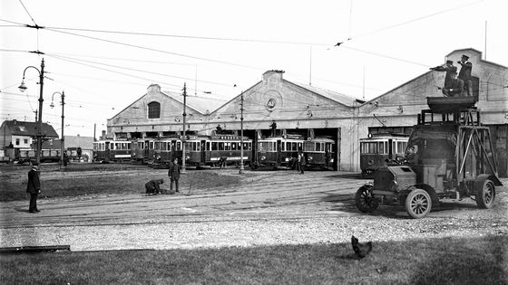 Historické foto: Tramvaj zavezla Pražany do polí. A na konečné stála mohutná vozovna