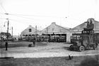 Historické foto: Tramvaj zavezla Pražany do polí. A na konečné stála mohutná vozovna