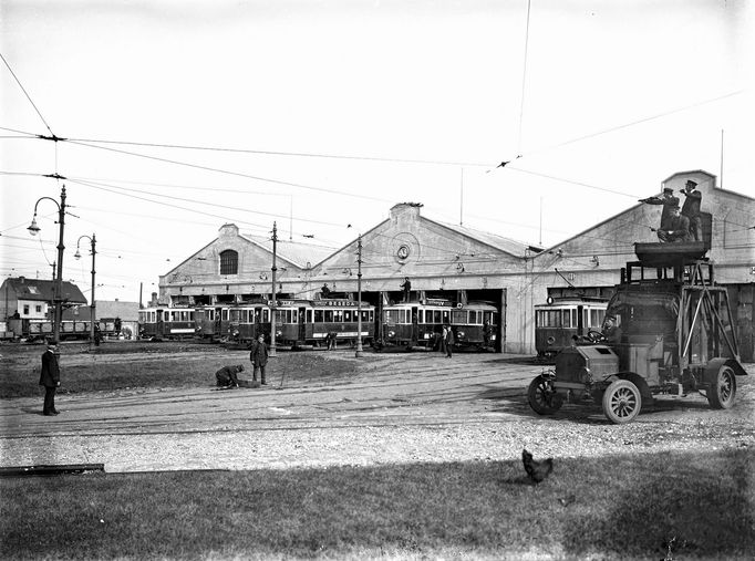 Patrně nejstarší fotografie vozovny kolem roku 1915.