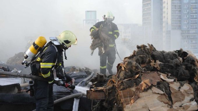 Požár střechy vyhnal o víkendu do akce desítky hasičů