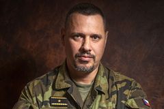 Generál je po útoku nožem pořád v nemocnici. Víme, kdo útočil, nejasnosti trvají