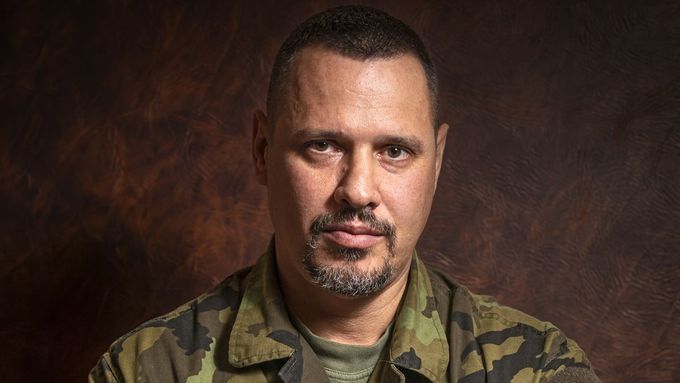 Byť je pracoviště Romana Hyťhy v Praze, incident, z něhož jej záchranáři odvezli s pořezanou rukou, se stal v širším centru Brna. Co tam dělal, nechce generální štáb sdělit.