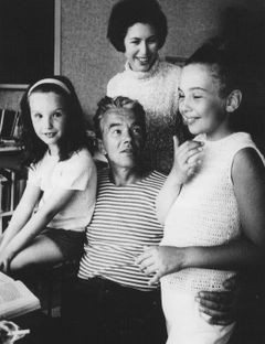 Jan Novák s manželkou a dcerami.