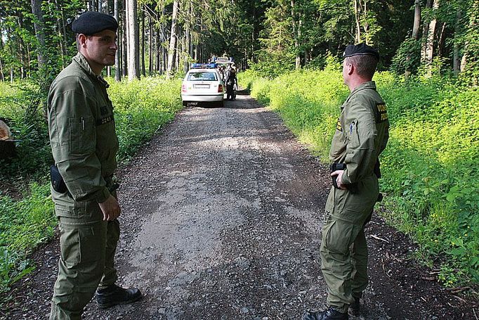 Od dnešního poledne střeží armáda místo pro radar "všemi dostupnými prostředky". "Ploty přelézat umíme," říká na to Jan Piňos z Greenpeace