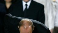 S nebožtíkem se přišel rozloučit také ruský premiér Vladimir Putin či běloruský prezident Alexandr Lukašenko, stojící za ním.