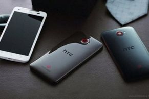 Hardwarium: HTC Deluxe, barevný PocketBook eReader, Verbatim nabíječky
