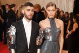 Ukázal se i jeden z neostřeji sledovaných zamilovaných párů současnosti: bývalý člen skupiny One Direction Zayn Malik a modelka Gigi Hadid.