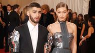 Ukázal se i jeden z neostřeji sledovaných zamilovaných párů současnosti: bývalý člen skupiny One Direction Zayn Malik a modelka Gigi Hadid.