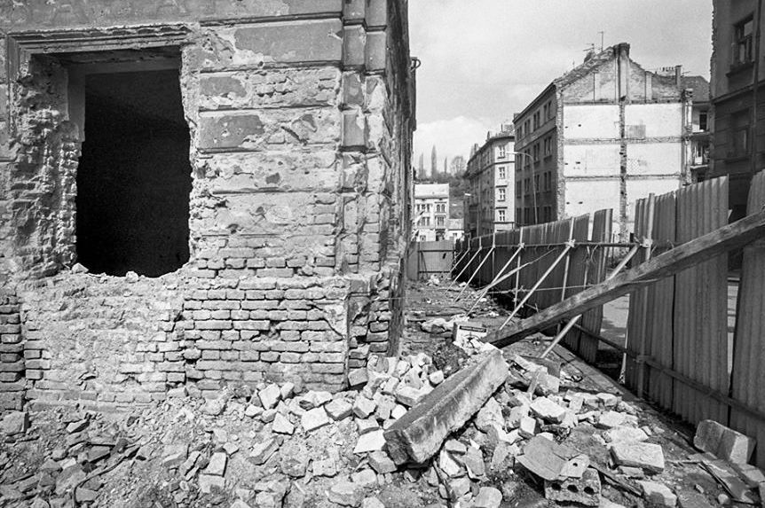 Jednorázové užití / Fotogalerie / Fotograf zachytil, jak komunisté zlikvidovali část pražského Žižkova