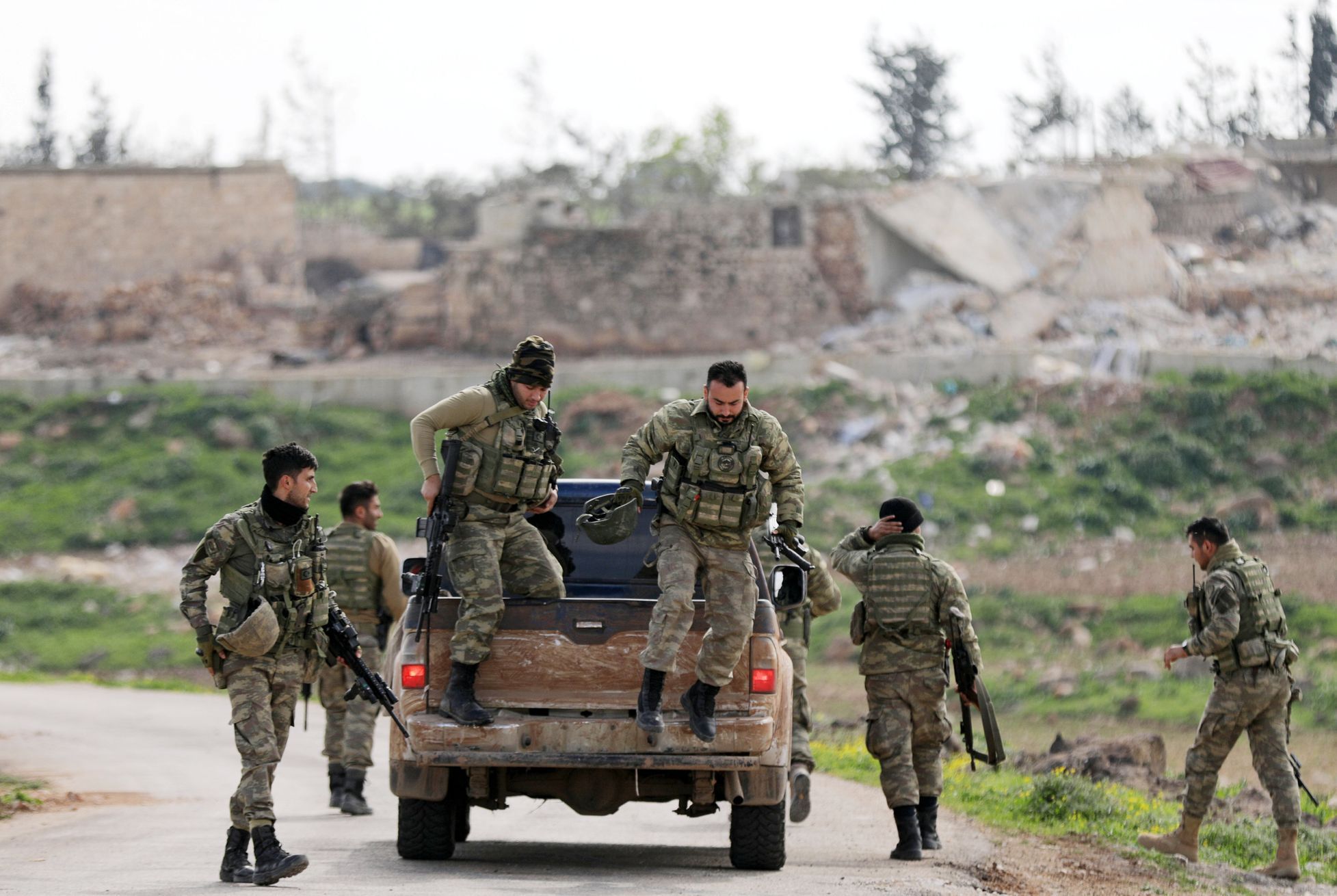 Bojovníci Svobodné syrské armády, která spolupracuje s Tureckem, v Afrínu.