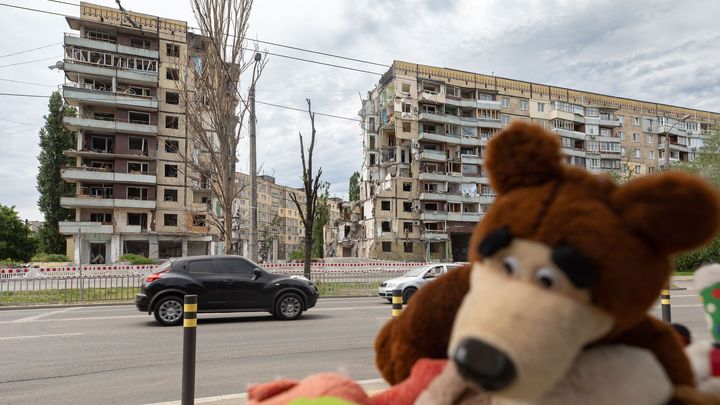 Před obří dírou stále leží plyšáci. Panelák v Dnipru je mementem ruského vraždění