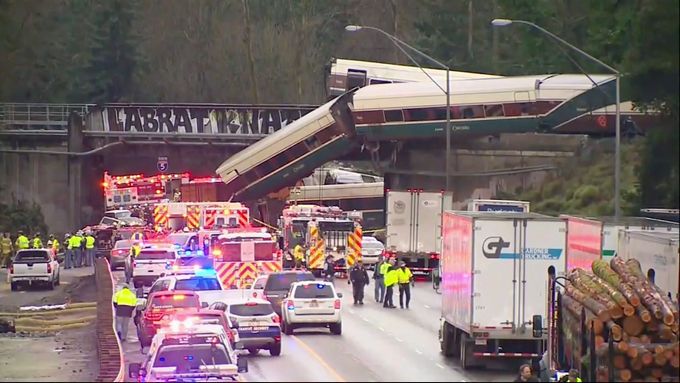 U Seattle na západě USA vykolejil rychlík. Vagon spadl na dálnici
