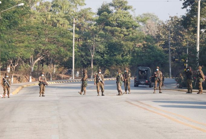 Vojáci v ulicích barmského hlavního města Neipyijto.