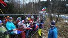 Fanoušci za plotem areálu Vysočina Arény sledují štafety v rámci SP v Novém Městě na Moravě