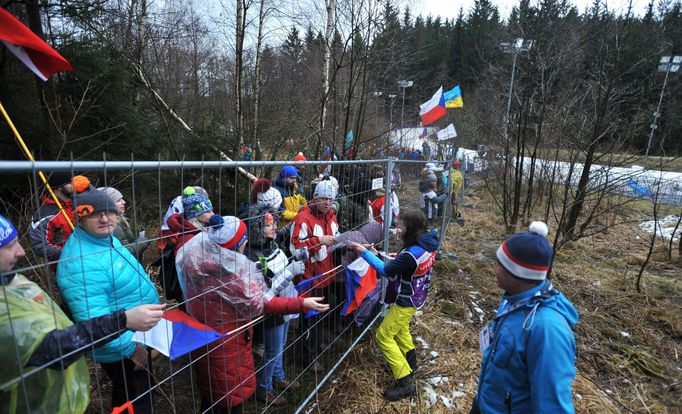 Fanoušci za plotem areálu Vysočina Arény sledují štafety v rámci SP v Novém Městě na Moravě