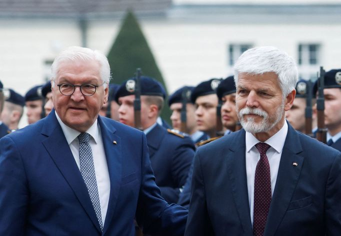 Německý prezident Frank-Walter Steinmeier a český prezident Petr Pavel na berlínském zámku Bellevue.