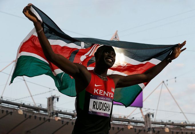 David Rudisha se raduje s keňskou vlajkou z olympijského zlata a světového rekordu