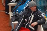V sobotu se v Praze citelně ochladilo a tak se musel nehrající kapitán Petr Pála na lavičku pořádně nabalit do zimního.