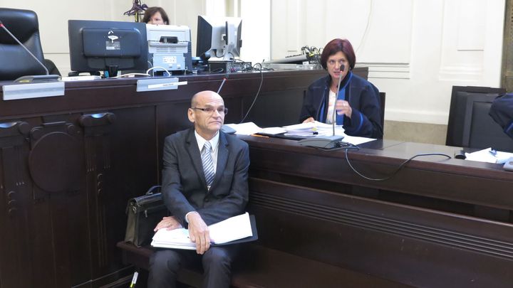 Soudce Elischer se pokoušel ovlivňovat svědkyni, soud ho znovu poslal do vazby