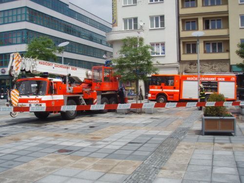 V centru Ostravy se do země propadlo hasičské auto