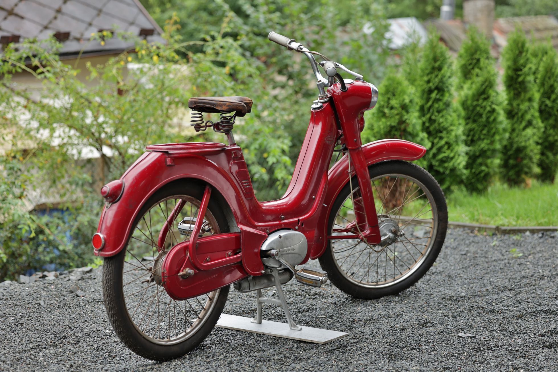 Škoda 125 v tombole a Jawetta Standard Retro Garáž jaro 2024