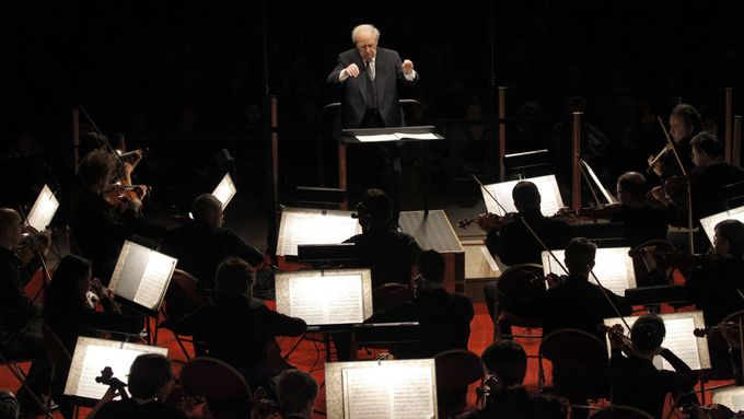 Pierre Boulez na snímku z roku 2011 diriguje Orchestre de Paris.