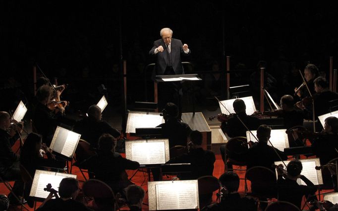 Pierre Boulez na snímku z roku 2011 diriguje Orchestre de Paris.