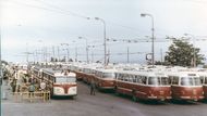 V roce 1963, kdy v pražských ulicích jezdilo na 180 elektrických vozů, rozhodl národní výbor o zrušení trolejbusů. O tom, proč vlastně z Prahy zmizely, se dodnes spekuluje. Rudé právo tehdy krátké noticce pouze napsalo, že "nové pojetí městské dopravy vyžaduje odstranění trolejových vedení". To prý bylo poruchové a vyžadovalo drahé opravy, podle některých názorů ale jen doplatilo na zanedbanou údržbu. Na snímku trolejbusová doprava v Praze, 60. léta.