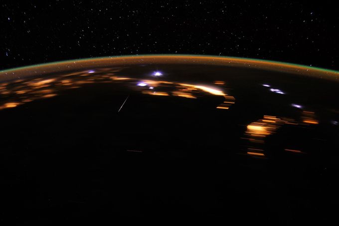 Meteorický roj Lyridy nad povrchem Země zachycený přístroji NASA.