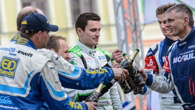 Václav Pech, Jan Kopecký a Jan Černý spolu se svými spolujezdci slaví v cíli Valašské rallye.