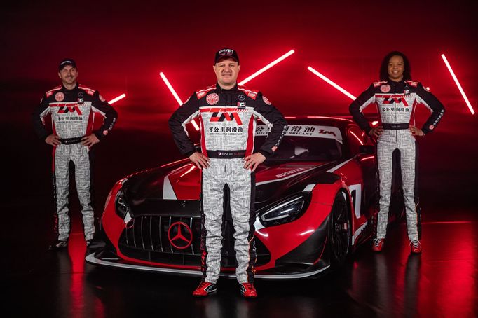 David Vršecký, Tomáš Enge a Aliyyah Koloc při premiéře Mercedes-AMG GT3 týmu Buggyra pro seriál China GT