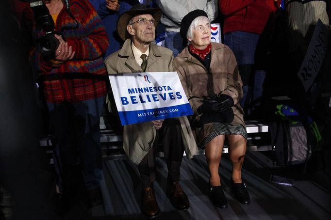 Supporters listen as Republican vice presidential candidate Paul Ryan attends a campaign event in Minneapolis, Minnesota November 4, 2012. REUTERS/Eric Thayer (UNITED STATES - Tags: POLITICS ELECTIONS USA PRESIDENTIAL ELECTION) Published: Lis. 4, 2012, 10:34 odp.