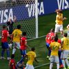 MS 2014, Brazílie-Chile: David Luiz (druhý zprava) dává gól