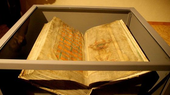 Codex Gigas alias Ďáblova bible, vystaven v temnotě pražského Klementina