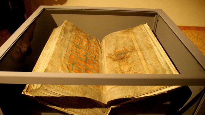 Codex Gigas alias Ďáblova bible, vystaven v temnotě pražského Klementina