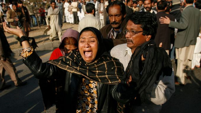 Plačící Pákistánka při pohřbu Bhuttové