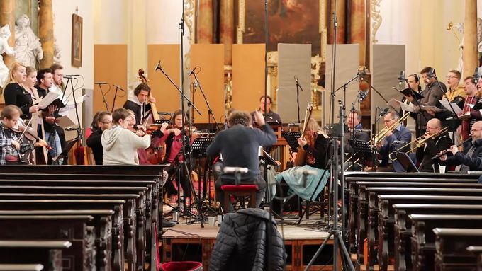 Das Tschechische Ensemble Barock unter der Leitung von Roman Válek spielt das Requiem von František Ignác Tůma, das er im Jahr zuvor für Supraphon aufgenommen hat.