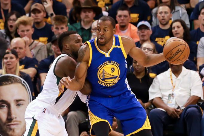 Andre Iguodala (9) z Golden State se probíjí přes hráče Utahu Shelvina Macka.