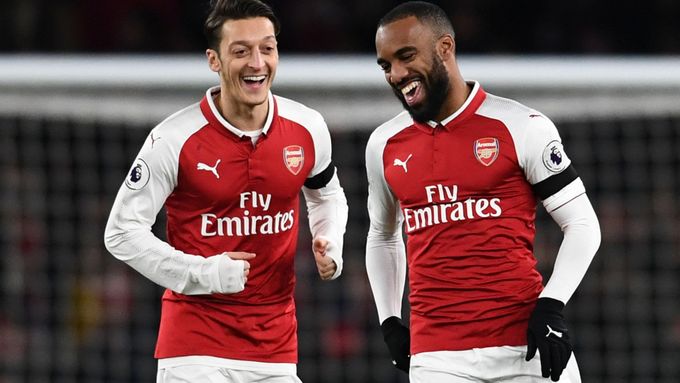 Arsenal se i díky trefám Özila a Lacazetta radoval ze snadné výhry