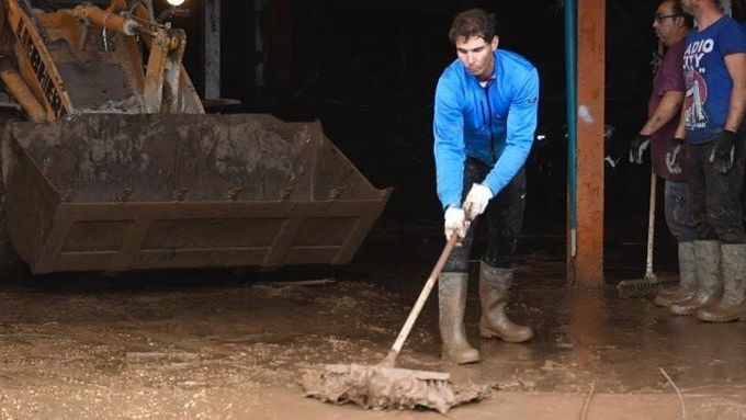 Tenisová hvězda Rafael Nadal pomáhá obětem záplav na Mallorce, přiložil i ruku k dílu