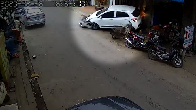 Řidička nacouvala do stojících motocyklů
