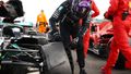 Lewis Hamilton si prohlíží poničenou pneumatiku svého Mercedesu po vítězství v GP Británie 2020