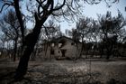Počet obětí požáru v Řecku stoupl na 91. Vláda odmítá kritiku, že reagovala příliš pomalu
