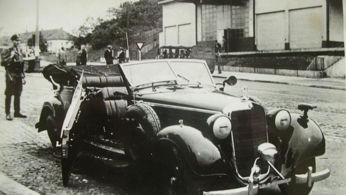 Zničený Mercedes Reinharda Heydricha po výbuchu bomby parašutisty Jana Kubiše 27. května 1942. Jedna ze střepin čelného nacistu smrtelně zranila.