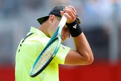 Menšík mrštil raketu na tribunu. Výsledek incidentu nadzvedl milovníky Djokoviče