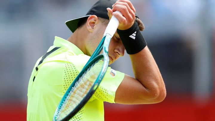 Další sůl do ran milovníků Djokoviče. Menšík v Londýně hodil raketu na tribunu; Zdroj foto: Reuters